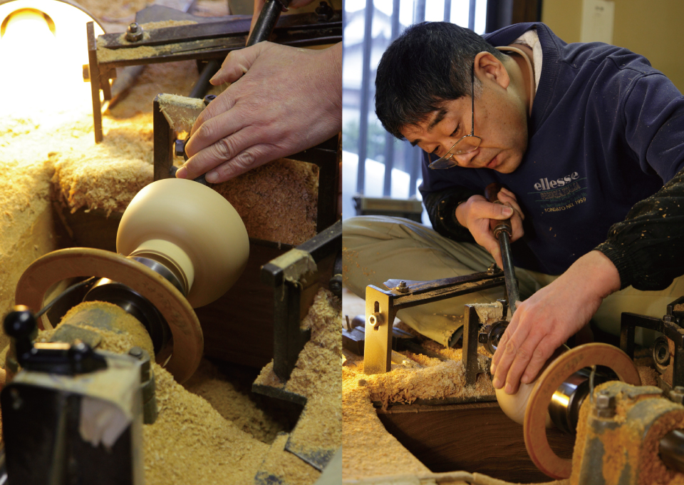 Left：Setting a wood block on a rokuro and shaping inside using a fine plane. Right：Shaping process goes on while checking not only by visibly but also from five senses monitoring gouging sounds and vibration on hands. This is the moment when all the experiences of craftsmen play critical role.